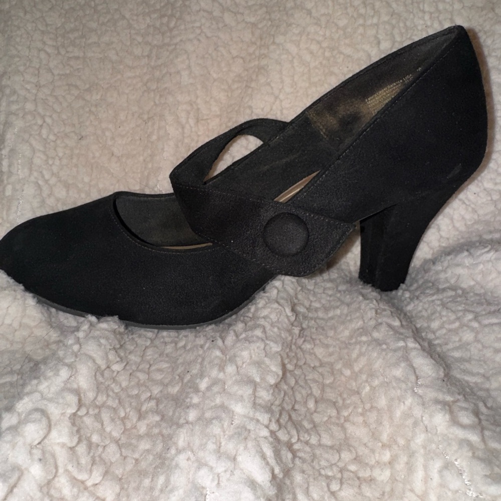 American Eagle Black Suede pumps (size 10)